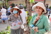 Cán bộ thức đêm làm hồ sơ tặng quà mừng Quốc khánh 2/9