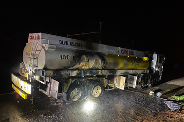 Xe bồn chở xăng nổ lốp, bốc cháy