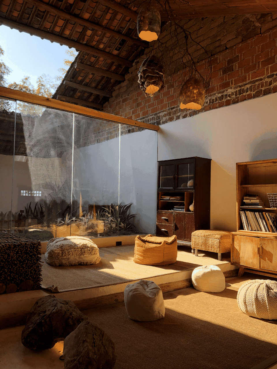 Chán cuộc sống phố thị, cô gái lên núi làm căn nhà nhỏ ngập hoa lá - 9