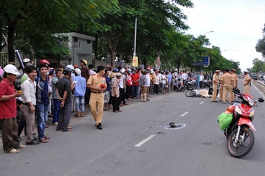 Truy đuổi xe khách biển nước ngoài đâm 2 người thương vong