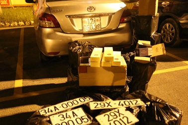 Bắt xe ô tô gắn biển giả vận chuyển 4500 bao thuốc lá nhập lậu