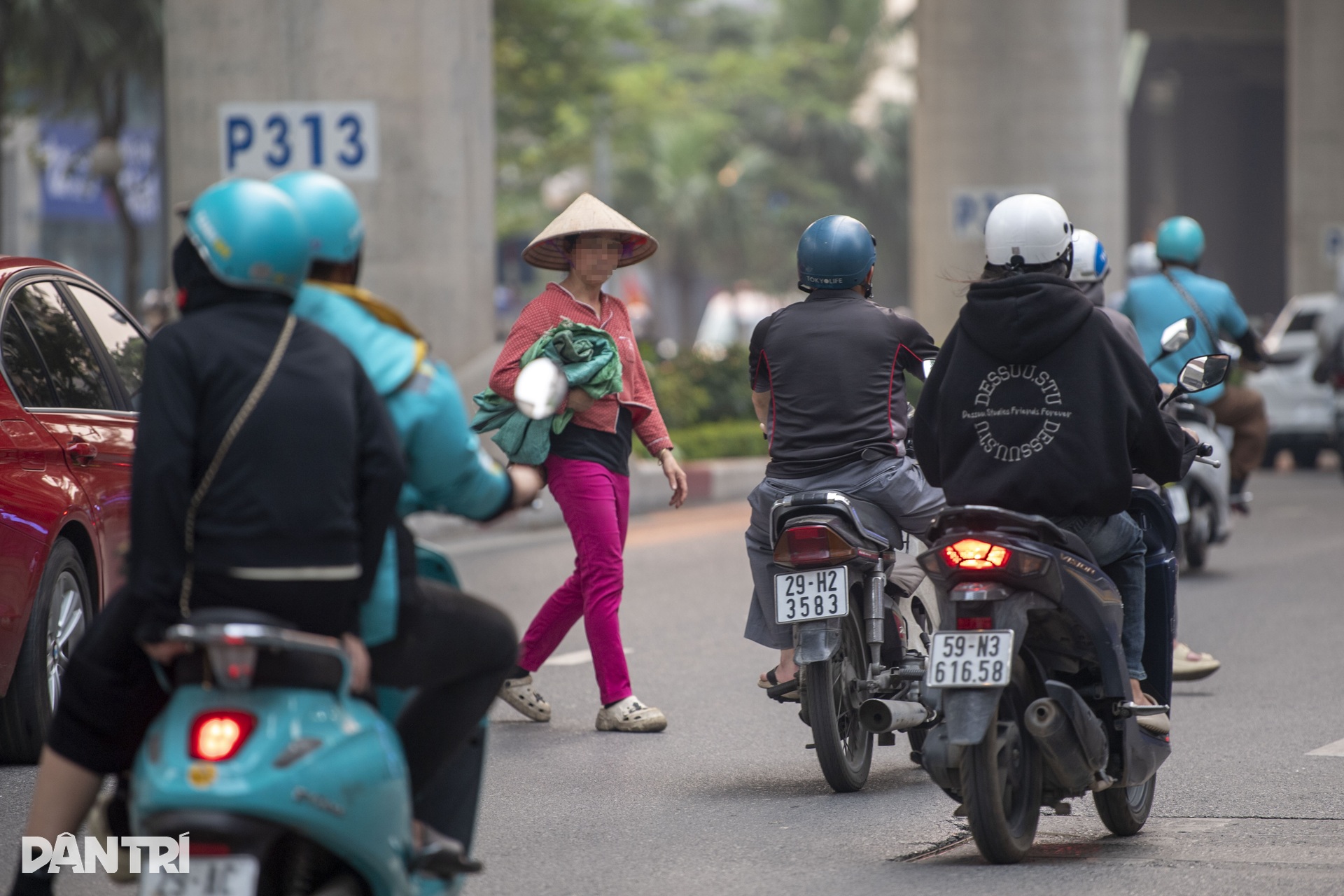 Nhiều người đi bộ tại Hà Nội vô tư sang đường bất chấp nguy hiểm, vi phạm - 13