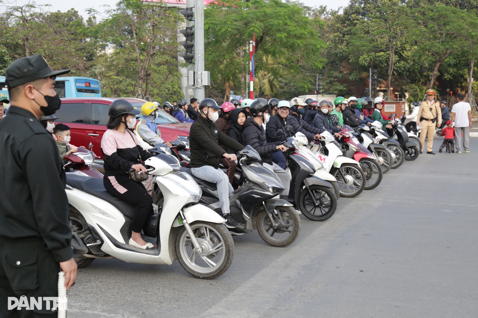 Các ngã tư ở Hà Nội ngay ngắn trong ngày đầu áp dụng mức xử phạt mới - 3 Các ngã tư ở Hà Nội ngay ngắn trong ngày đầu áp dụng mức xử phạt mới - 3