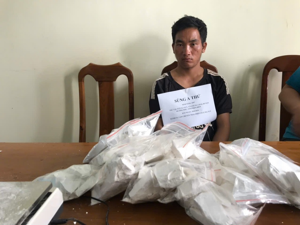 Kẻ vận chuyển 15 bánh heroin dùng hung khí chống trả cảnh sát quyết liệt - 1 Kẻ vận chuyển 15 bánh heroin dùng hung khí chống trả cảnh sát quyết liệt - 1