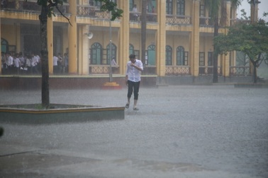 Phụ huynh, thí sinh “chôn chân” tại điểm thi vì cơn mưa tầm tã