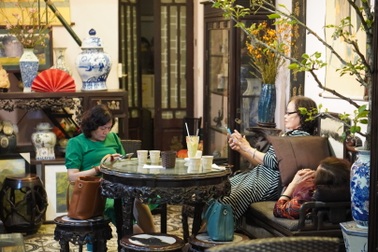 Quán cà phê trong nhà cổ Hà Nội, khách muốn vào phải "khom lưng, cúi đầu"