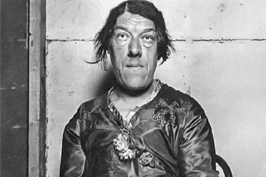 Bi kịch thống khổ về người phụ nữ "bán" vẻ ngoài "xấu xí" để nuôi đàn con