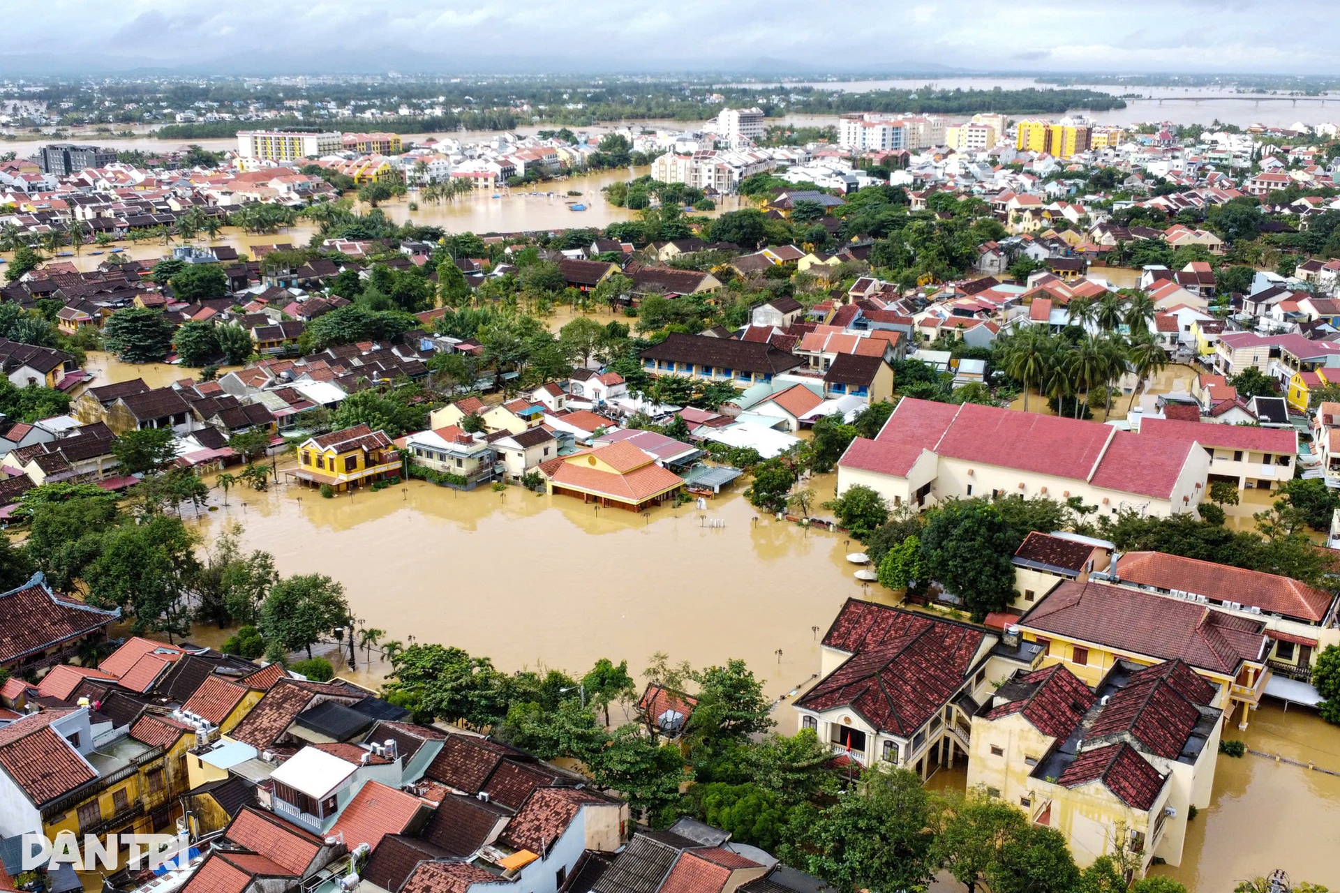 Toàn cảnh Hội An chìm trong cơn lụt lịch sử - 4 Toàn cảnh Hội An chìm trong cơn lụt lịch sử - 4