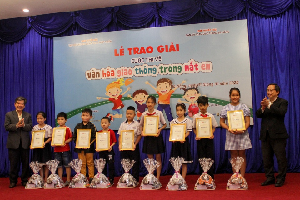 Trao giải cuộc thi vẽ tranh “Văn hóa giao thông trong mắt em” - 1 Trao giải cuộc thi vẽ tranh “Văn hóa giao thông trong mắt em” - 1
