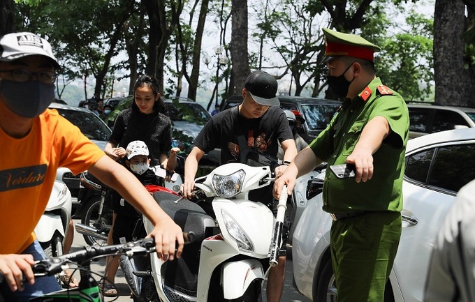 Hà Nội: Đảm bảo an toàn giao thông trong dịp nghỉ lễ 30/4-1/5, xử lý nhiều trường hợp không đeo khẩu trang - Ảnh 1.