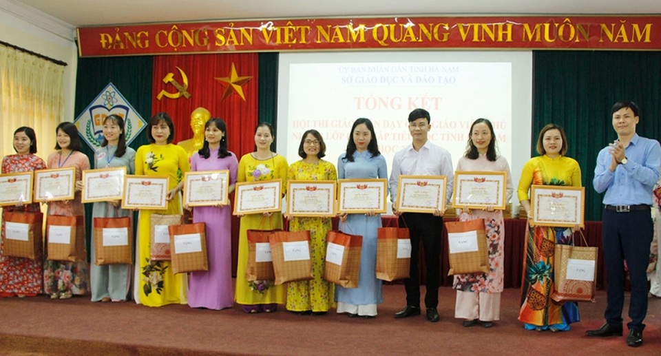 37 giáo viên được công nhận dạy giỏi và chủ nhiệm giỏi cấp tiểu học - 1 37 giáo viên được công nhận dạy giỏi và chủ nhiệm giỏi cấp tiểu học - 1