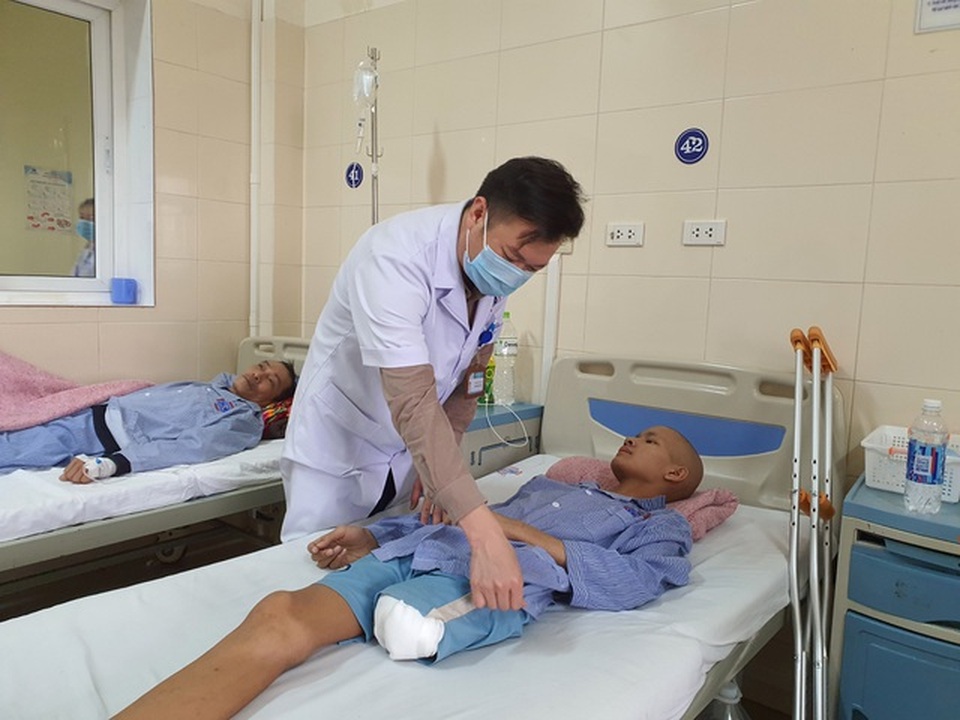 Chàng trai bị ung thư cướp đi một chân được bạn đọc giúp đỡ hơn 120 triệu - 2 Chàng trai bị ung thư cướp đi một chân được bạn đọc giúp đỡ hơn 120 triệu - 2