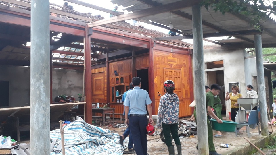Cận cảnh cả trăm ngôi nhà tan hoang sau trận lốc xoáy - 3 Cận cảnh cả trăm ngôi nhà tan hoang sau trận lốc xoáy - 3