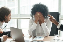 Nguyên nhân chính khiến dân công sở bật khóc là do đồng nghiệp chèn ép