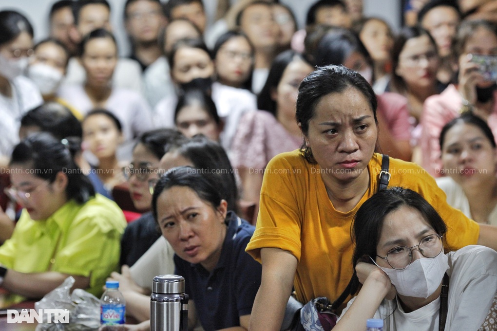 Vụ phụ huynh vây trường: Gần nửa đêm chốt xong thời hạn giải quyết - 1 Vụ phụ huynh vây trường: Gần nửa đêm chốt xong thời hạn giải quyết - 1