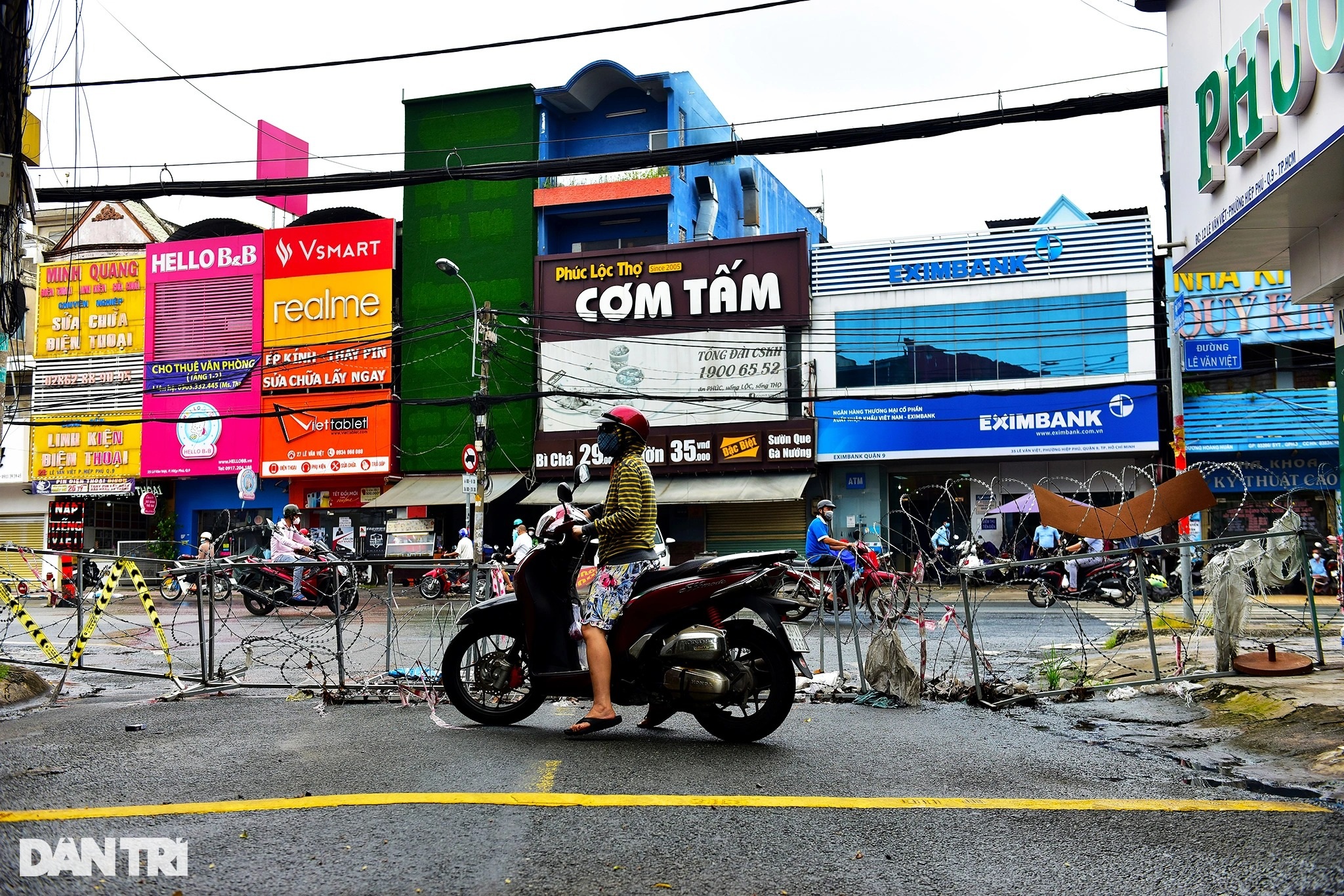 Hàng rào bịt kín hẻm ở Sài Gòn.jpeg Hàng rào bịt kín hẻm ở Sài Gòn.jpeg