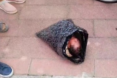 Rúng động mẹ quấn con trong túi ni lông, gửi tới trại mồ côi bằng chuyển phát nhanh