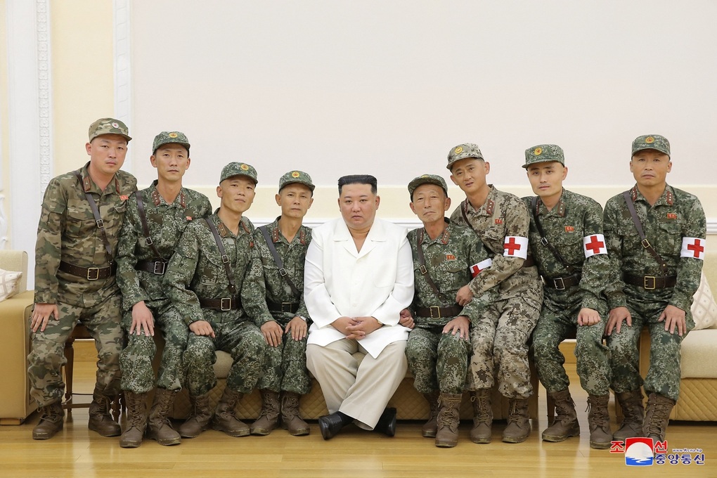 Ông Kim Jong-un ca ngợi quân y Triều Tiên trong nỗ lực dập dịch Covid-19 - 1 Ông Kim Jong-un ca ngợi quân y Triều Tiên trong nỗ lực dập dịch Covid-19 - 1