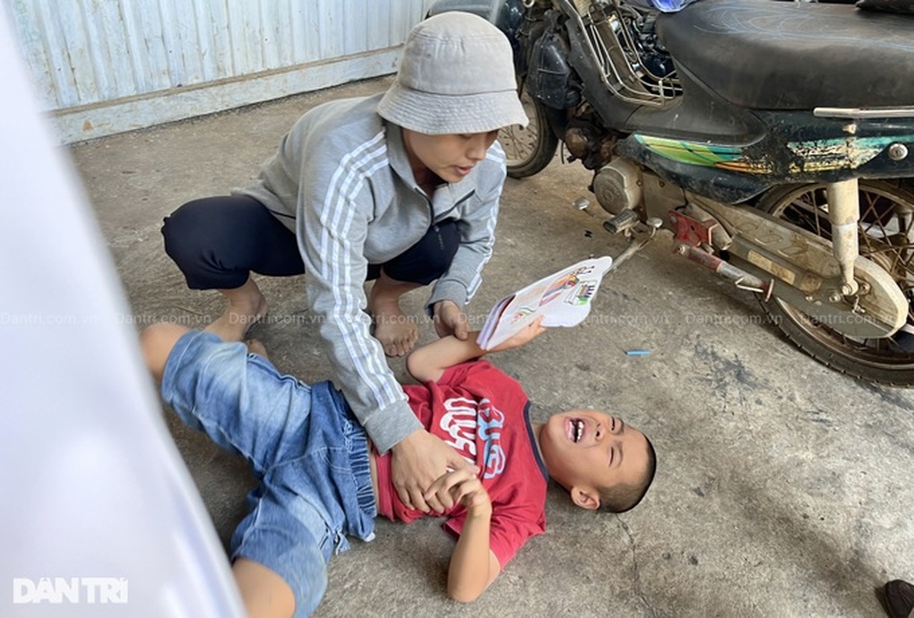 Bé gái 13 tuổi bị ung thư và khát khao sống để phụ mẹ nuôi 2 em khờ khạo - 2 Bé gái 13 tuổi bị ung thư và khát khao sống để phụ mẹ nuôi 2 em khờ khạo - 2