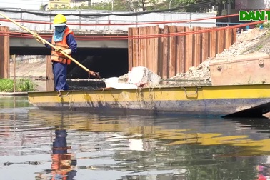 Công nhân vớt rác trên sông Tô Lịch bị "tra tấn" dưới nắng nóng 40 độ C