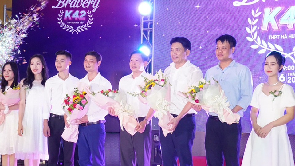 Người thợ xây rưng rưng nhận đóa hoa tri ân của con gái - 2 Người thợ xây rưng rưng nhận đóa hoa tri ân của con gái - 2