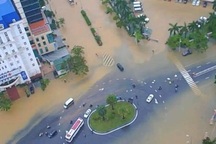 Nước lũ tấn công, ghe di chuyển trên phố, TP Huế “thất thủ”!