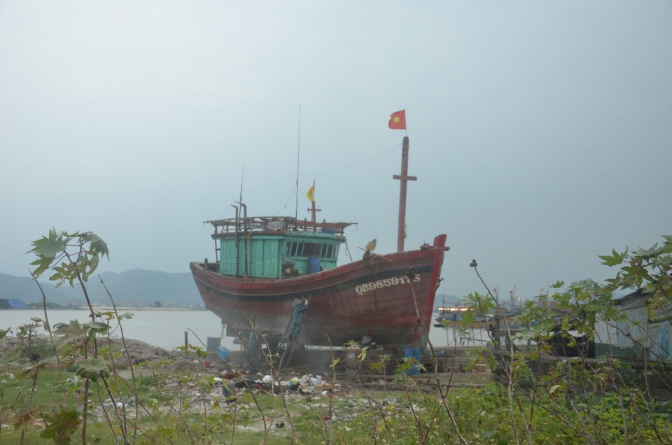 Quảng Bình: Dân bức xúc vì hai cơ sở đóng tàu hoạt động “chui” gây ô nhiễm! - 3 Quảng Bình: Dân bức xúc vì hai cơ sở đóng tàu hoạt động “chui” gây ô nhiễm! - 3