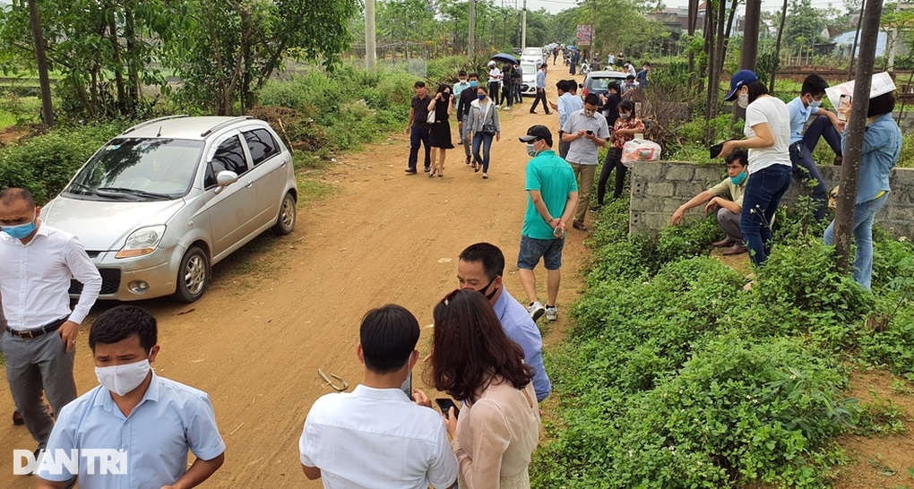 Không gì lãi bằng buôn đất, người dân rình rập xuống tiền - 1