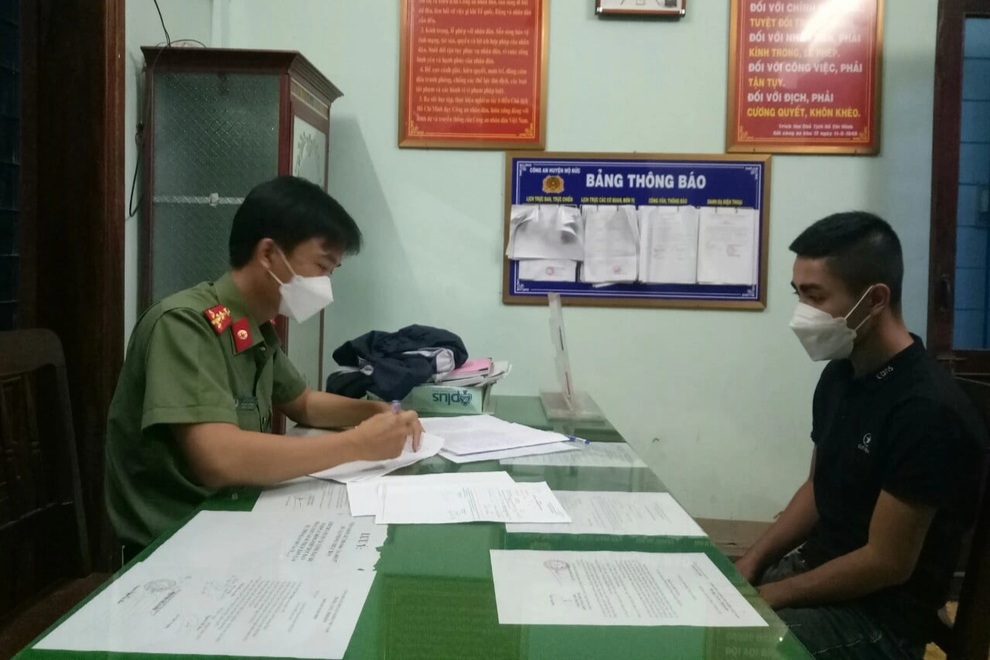 Ông lão bán tạp hóa bóc mẽ 2 thanh niên dùng tiền giả - 2 Ông lão bán tạp hóa bóc mẽ 2 thanh niên dùng tiền giả - 2