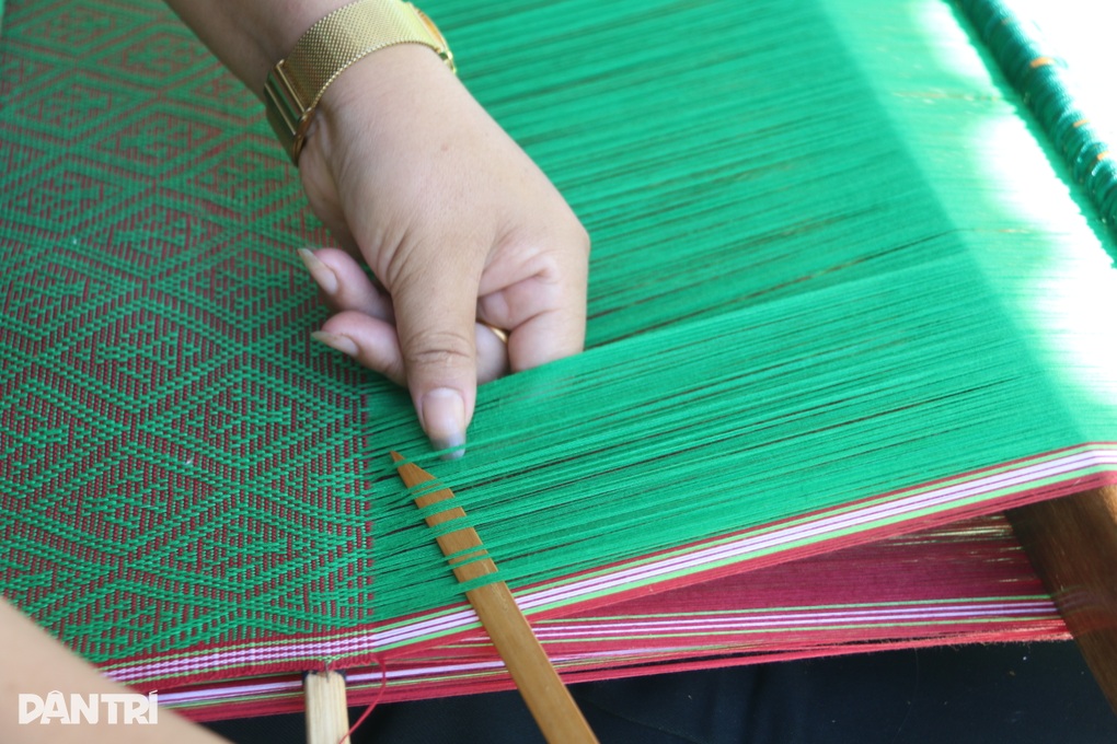 Ba thế hệ người Mạ gìn giữ giá trị thổ cẩm Tây Nguyên - 4 Ba thế hệ người Mạ gìn giữ giá trị thổ cẩm Tây Nguyên - 4