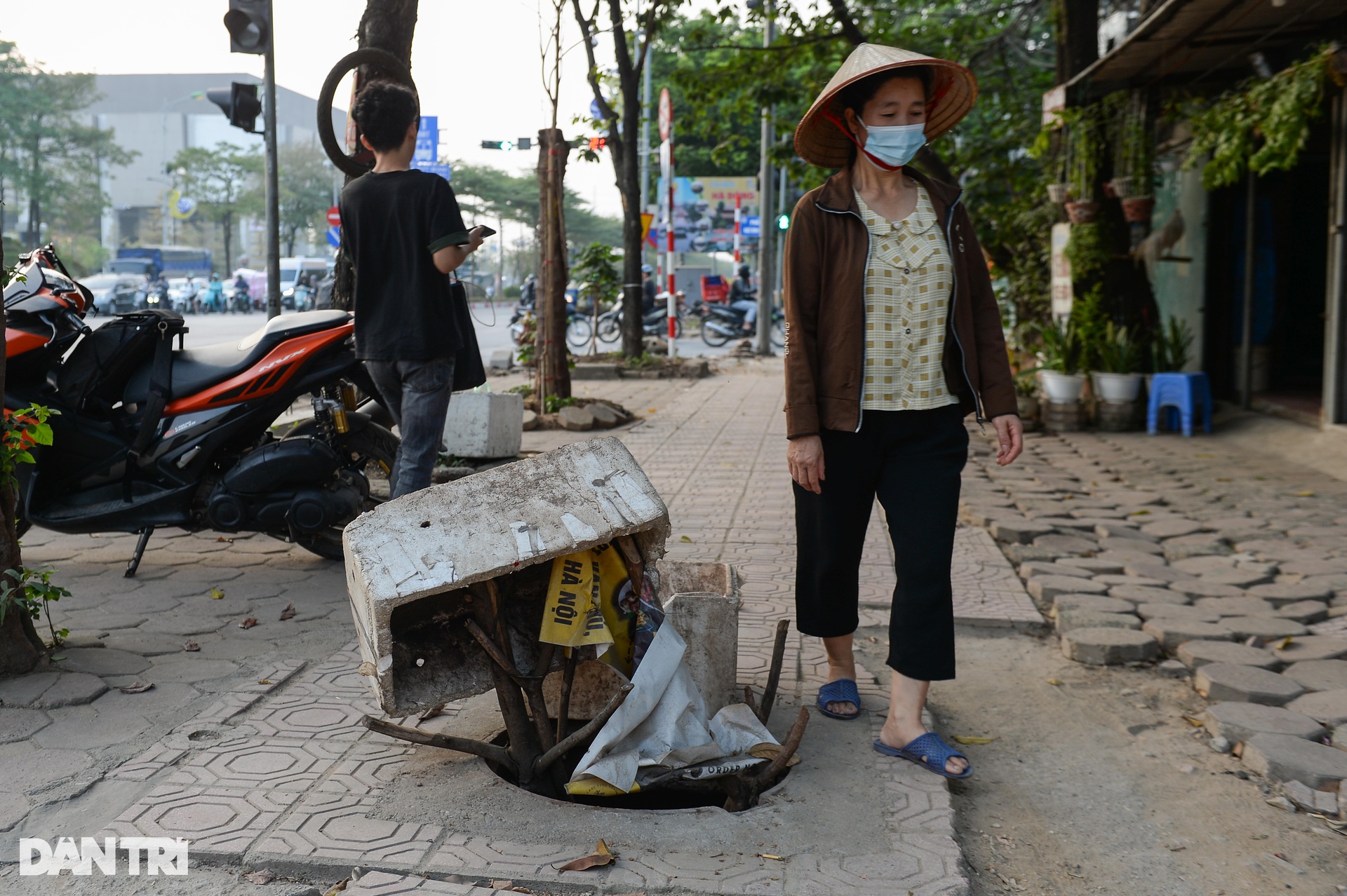 Hà Nội ngổn ngang lát đá vỉa hè dịp cuối năm - 10 Hà Nội ngổn ngang lát đá vỉa hè dịp cuối năm - 10
