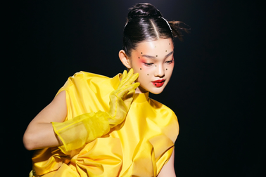 "Búp bê sống" Bé Quyên diện váy độc lạ, xuất hiện ấn tượng trên sàn catwalk