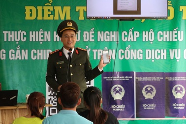 Công an cử thêm lực lượng hỗ trợ người dân gặp khó khi làm hộ chiếu online
