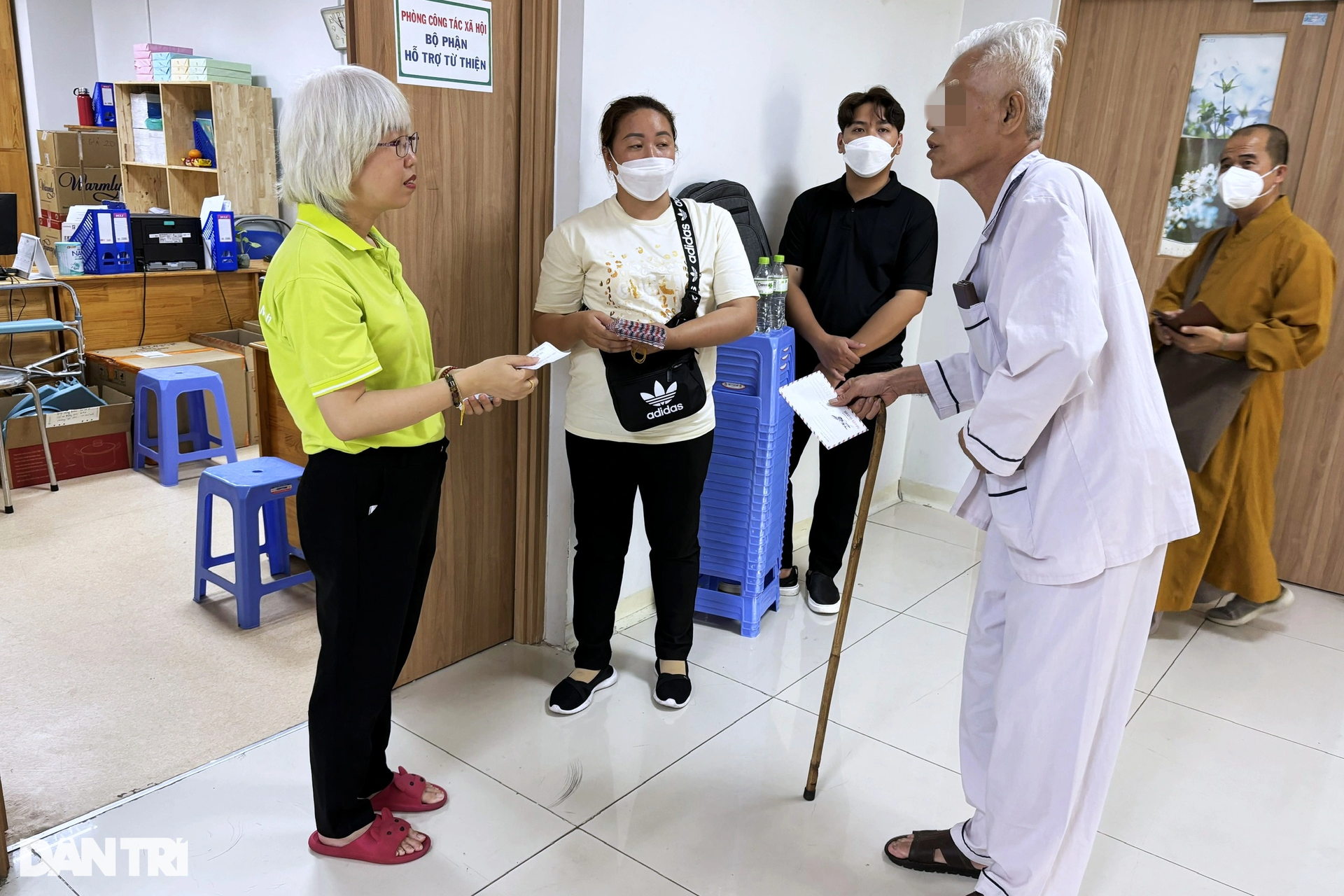 Cha bị đột quỵ, con gái 12 năm làm cô tiên của người bệnh hiểm nghèo - 2 Cha bị đột quỵ, con gái 12 năm làm cô tiên của người bệnh hiểm nghèo - 2