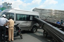 Xe ba gác đâm ô tô, 10 người thoát chết 