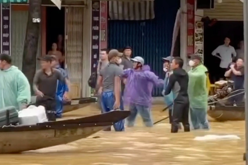 Nhóm người dùng gậy sắt, mái chèo đánh nhau giữa phố ngập lụt - 1