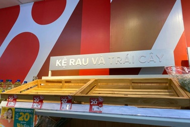 Mưa ngập sâu ở Hà Nội, nhiều siêu thị cháy hàng rau xanh