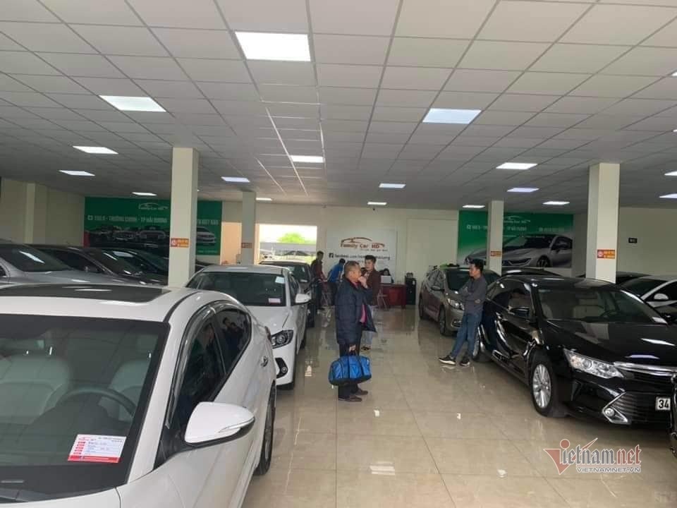 Ô tô cũ giảm giá theo xe mới, khách tấp nập hỏi mua - 3 Ô tô cũ giảm giá theo xe mới, khách tấp nập hỏi mua - 3