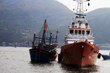 Khẩn trương đi cứu 7 ngư dân đang gặp nạn trên biển