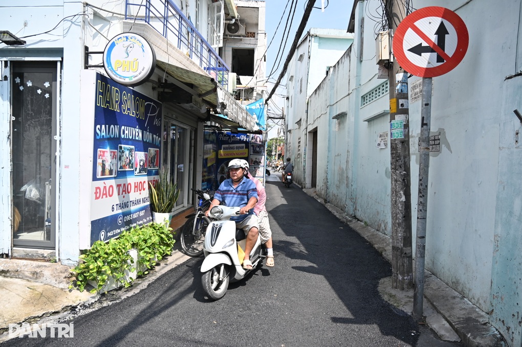 Người dân phấn khởi vì hẻm trơn trượt ở TPHCM được khoác áo mới - 4 Người dân phấn khởi vì hẻm trơn trượt ở TPHCM được khoác áo mới - 4