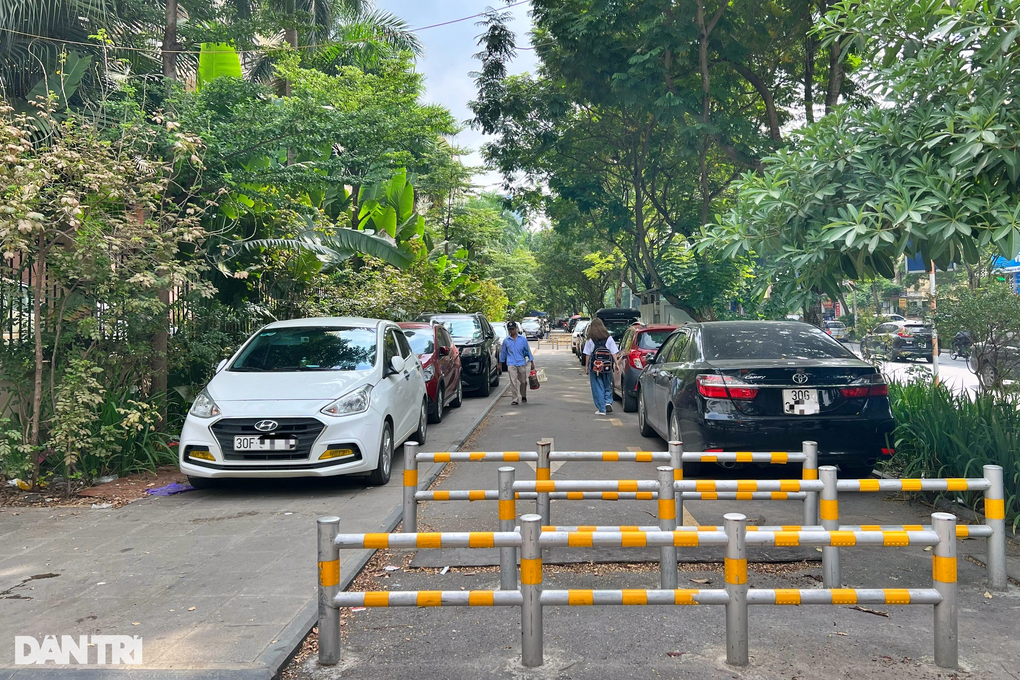 Hà Nội: Ô tô quây trụ sở công, đỗ kín lối dành cho người đi bộ - 2 Hà Nội: Ô tô quây trụ sở công, đỗ kín lối dành cho người đi bộ - 2