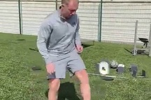 Paul Scholes gây ấn tượng hơn anh em Neville trong “thử thách giấy vệ sinh”