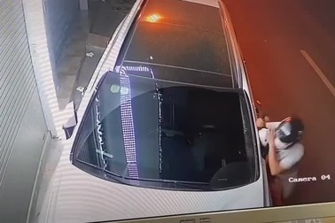 Tên trộm dùng dao cắt đứt cặp gương chiếu hậu của ô tô trong chớp mắt