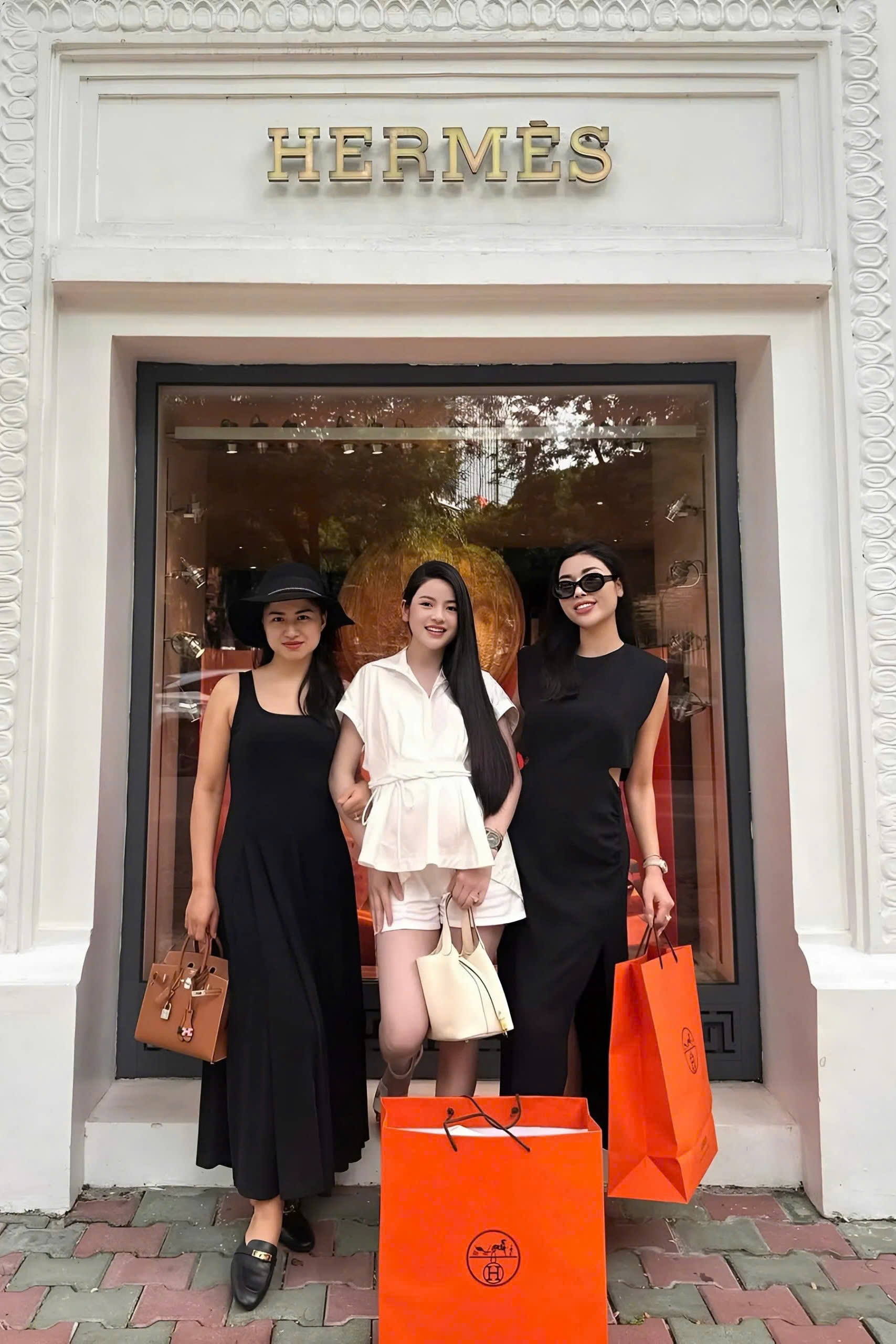 View - Vợ cầu thủ Quang Hải sở hữu loạt túi hàng hiệu Hermès, Dior đắt giá | Báo Dân trí