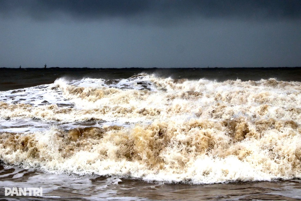 Bão Bualoi di chuyển nhanh với tốc độ bất thường, diễn biến rất phức tạp - 1 Bão Bualoi di chuyển nhanh với tốc độ bất thường, diễn biến rất phức tạp - 1