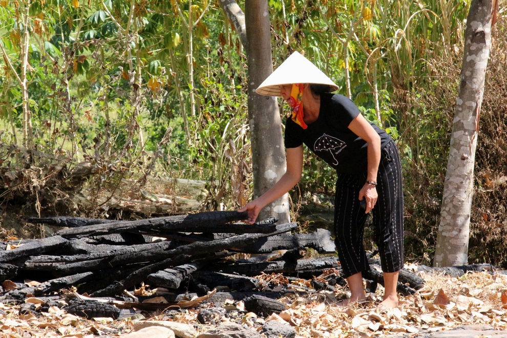 Hàng loạt nhà chứa rơm bị cháy bí ẩn trong đêm - 3 Hàng loạt nhà chứa rơm bị cháy bí ẩn trong đêm - 3