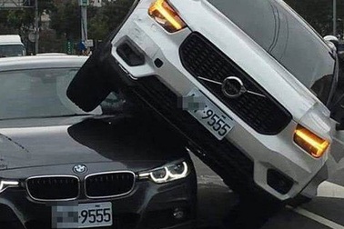 Nghi chồng dan díu với bồ nhí, vợ chặn đầu, nhảy chồm lên xe chồng