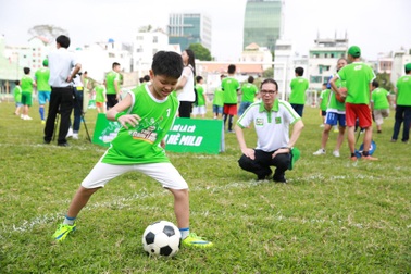 Công Vinh làm “huấn luyện viên” của con trai Trần Lực và Jennifer Phạm