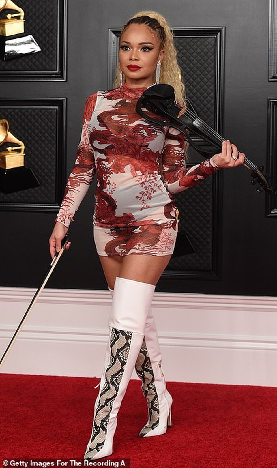 Choáng với váy hở bạo của Doja Cat trên thảm đỏ Grammy - 18 Choáng với váy hở bạo của Doja Cat trên thảm đỏ Grammy - 18