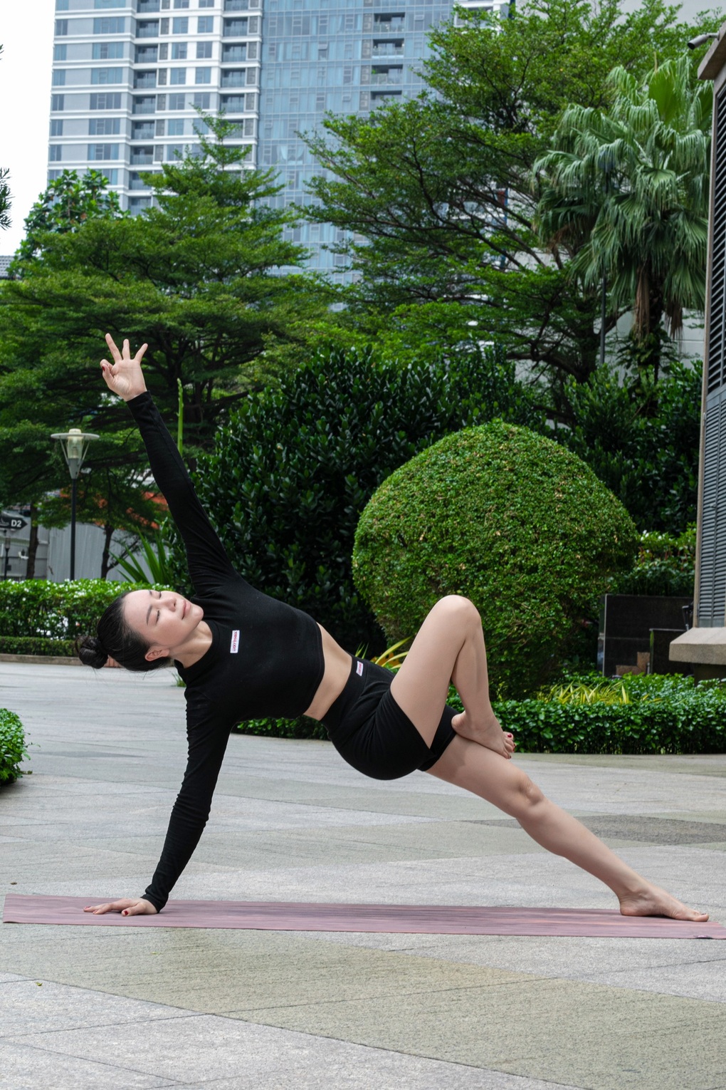 Mẹ một con Trà Ngọc Hằng khoe 3 vòng nóng bỏng với tư thế yoga khó - 3 Mẹ một con Trà Ngọc Hằng khoe 3 vòng nóng bỏng với tư thế yoga khó - 3